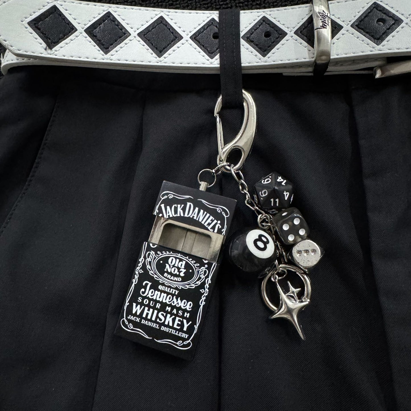 ストリートコーデに映えるメタルアクセントキーホルダー｜ミニサイズで存在感抜群のファッション小物｜バッグ・ベルトチェーン対応｜男女兼用