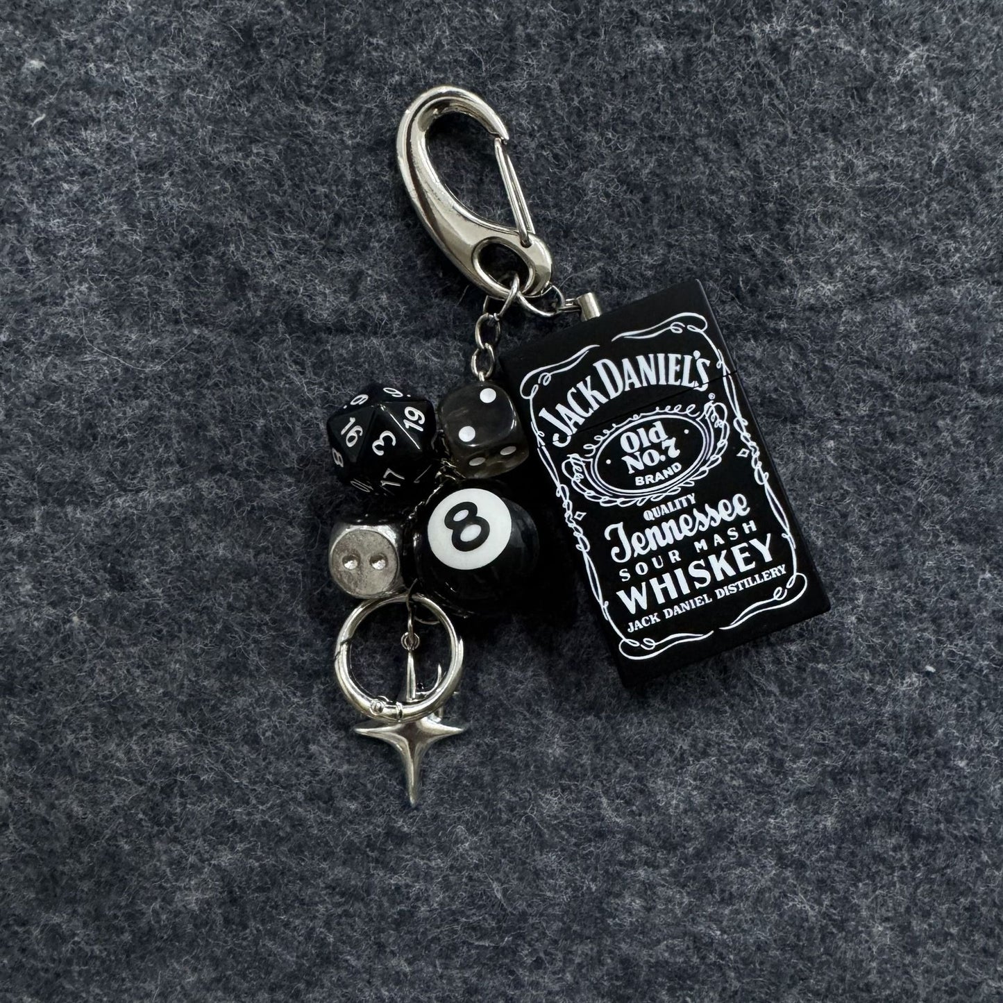 ストリートコーデに映えるメタルアクセントキーホルダー｜ミニサイズで存在感抜群のファッション小物｜バッグ・ベルトチェーン対応｜男女兼用